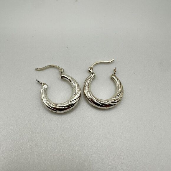 SALE! Classic Sterling silver hoop earrings! - Picture 5 of 7
